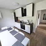 Bit01-04 Monteur In Appartement Gondenbrett